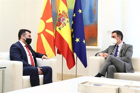 12/05/2021. Sánchez recibe al primer ministro de Macedonia del Norte, Zoran Zaev. El presidente del Gobierno, Pedro Sánchez, conversa con el...